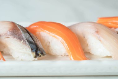 Ham ve taze nigiri suşi beyaz plaka 