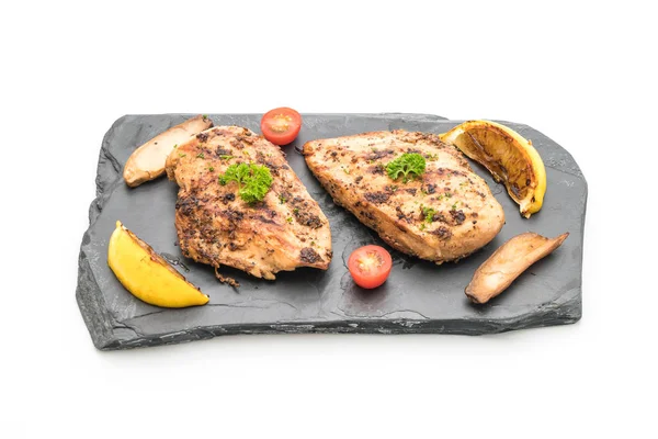 Kayrak plaka üzerinde ızgara tavuk fileto