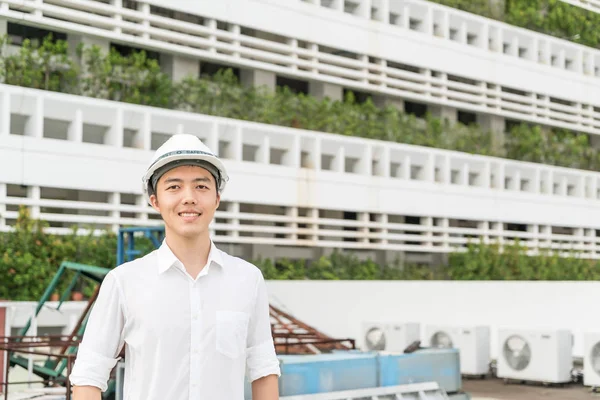 Młoda Azji inżynier z biały kask twardy — Zdjęcie stockowe