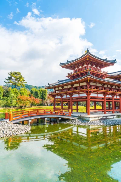 Güzel mimari Byodo içinde Kyoto tapınakta.