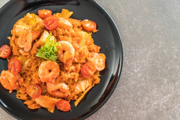 Kore baharatlı sos ve karides kızarmış pilav