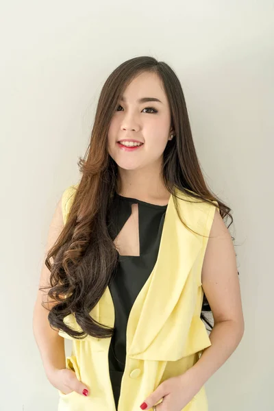 Щаслива молода азіатська жінка — стокове фото