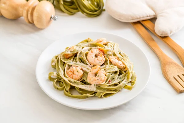 Spinazie fettuccini pasta met garnalen — Stockfoto