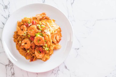 Kore baharatlı sos ve karides kızarmış pilav