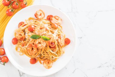 Spagetti karides, domates, fesleğen ve peynir ile 