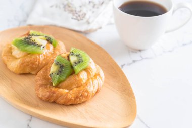 kivi pasta plaka üzerinde