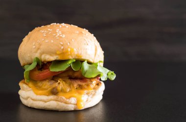 Ev yapımı taze lezzetli burger Close-Up 