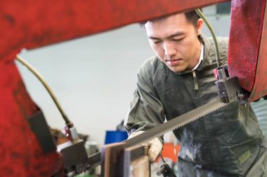 Elektrik mühendisi bir robot makine ile çalışma