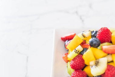 karışık taze meyve (çilek, ahududu, yaban mersini, kivi, mang