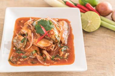 Baharatlı uskumru salatası