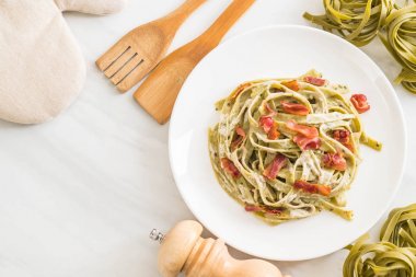 ıspanak fettuccini makarna pastırma ile