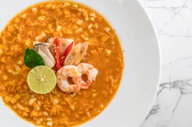 Karides çorbası baharatlı erişte