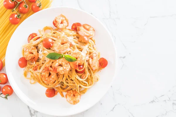 Spagetti karides, domates, fesleğen ve peynir ile 