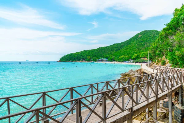 Güzel tropikal beach Koh Larne Patta içinde adlı ile tahta köprü