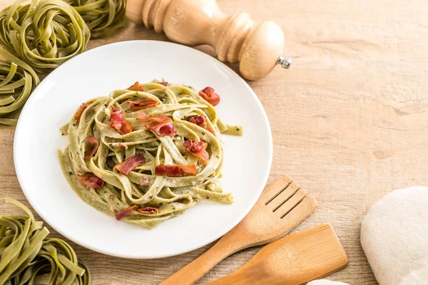 Fettuccine di spinaci con pancetta — Foto Stock