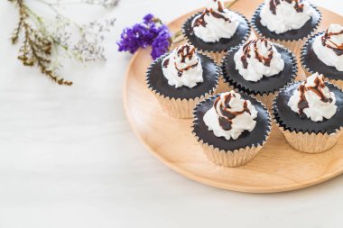 krem şanti ile çikolatalı kek