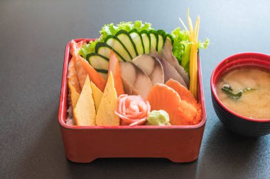 Pirinç bento kutusunda Ham taze sashimi