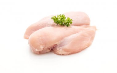 Taze çiğ tavuk filetosu.