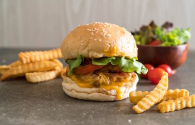 Ev yapımı taze lezzetli burger Close-Up 