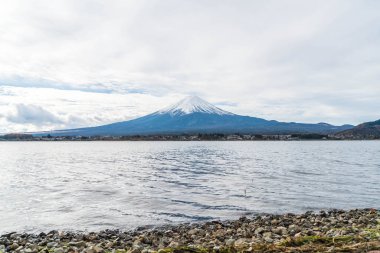 Japonya 'daki Kawaguchiko Gölü' nde Fuji Dağı..