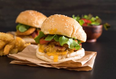 Ev yapımı taze lezzetli burger Close-Up 