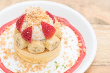 sıcak kek krem, çilek, muz ve tanımlama bilgisi ile harap 