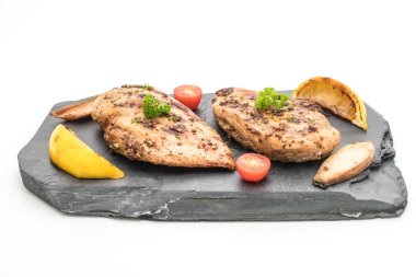 Kayrak plaka üzerinde ızgara tavuk fileto