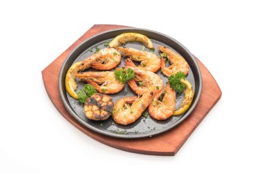 Sarımsaklı ve limonlu kızarmış karides.