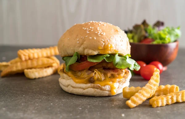 Ev yapımı taze lezzetli burger Close-Up 