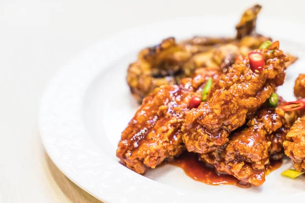 Fried chicken with spicy sauce — Stock Photo, Image