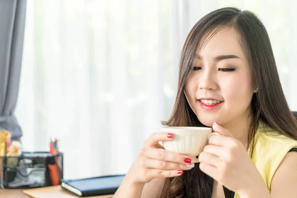 Aziatische zakenvrouw blij met koffiekopje — Stockfoto