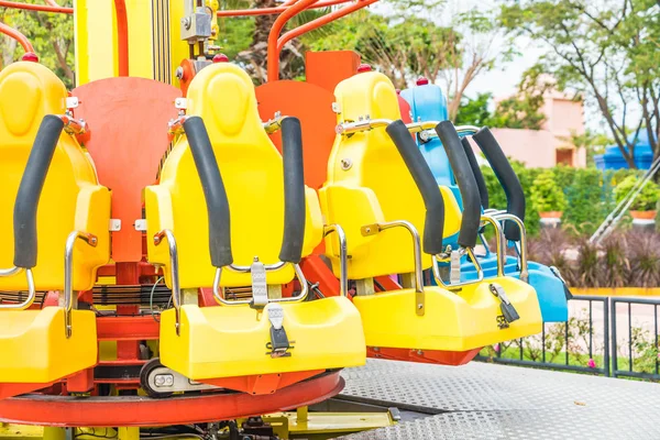 Renkli lunapark treni koltuk eğlence parkı 