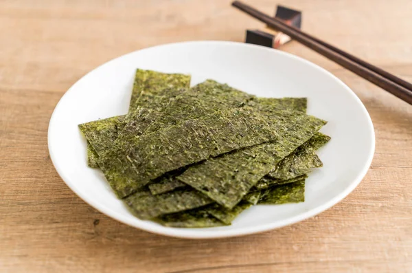 plaka üzerinde kurutulmuş yosun