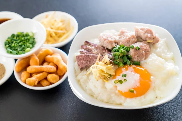 domuz eti ve yumurta ile pirinç lapası