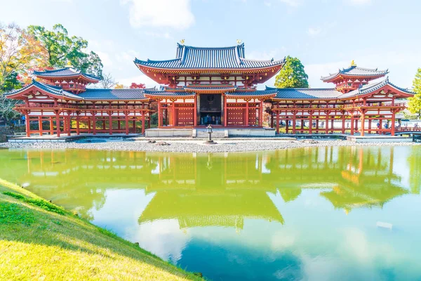 Güzel mimari Byodo içinde Kyoto tapınakta.