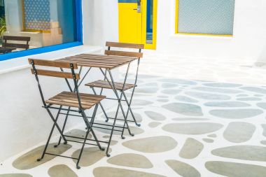 Boş sandalye ve masa açık veranda