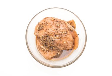 taze çiğ tavuk göğsü fileto sos ile