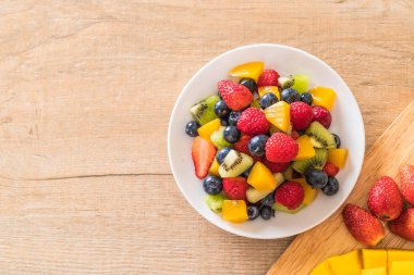 karışık taze meyve (çilek, ahududu, yaban mersini, kivi, mang