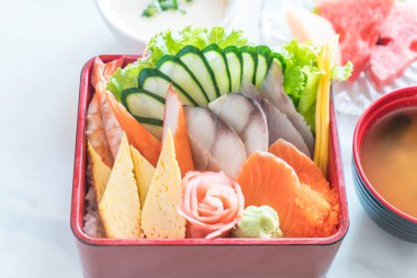 Pirinç bento kutusunda Ham taze sashimi