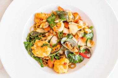 tavada kızartılmış Baharatlı deniz mahsulleri spagetti