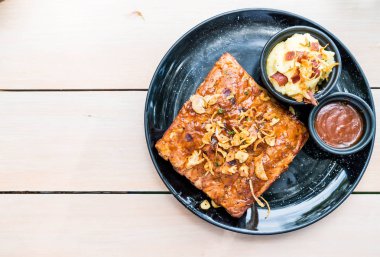 Izgara kaburga domuz barbekü sosu ile