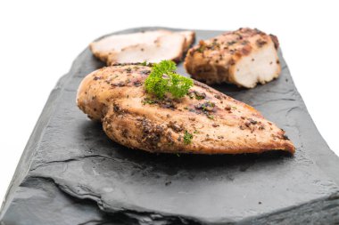 Kayrak plaka üzerinde ızgara tavuk fileto