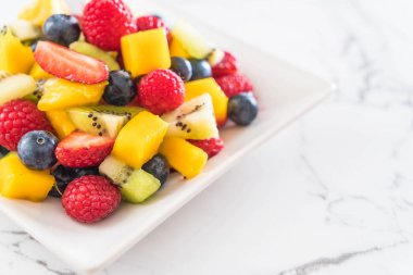 karışık taze meyve (çilek, ahududu, yaban mersini, kivi, mang