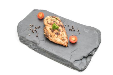 Kayrak plaka üzerinde ızgara tavuk fileto