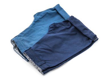 beyaz üzerine kısa pantolon