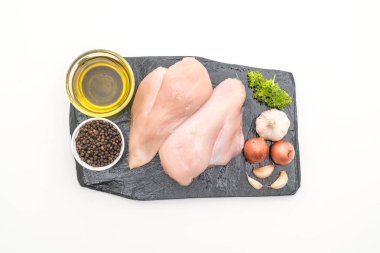 Taze çiğ tavuk filetosu.