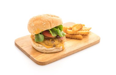 Ev yapımı taze lezzetli hamburger üzerinde beyaz backg izole Close-Up