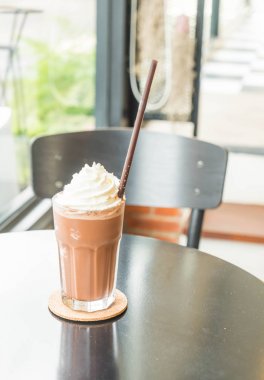 Kremalı çikolatalı milkshake.
