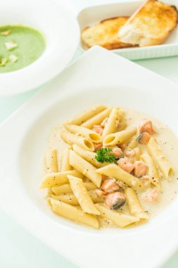 Penne carbonara makarna somon ile