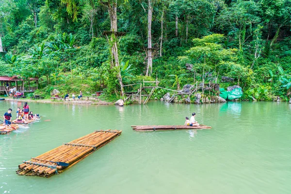 Vangvieng, Laos 13 Mayıs 2017: Turist Blue Lagoon tadını çıkarın